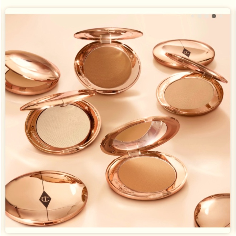 Charlotte Tilbury
Airbrush Flawless Finish Setting Powder in a compact!